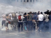 Na hlavn nmst Taksim v Istanbulu pilo v sobotu demonstrovat asi pt tisc...