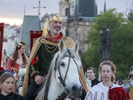 Karel IV. se svým prvodem vyjel v pátek z Prahy na Karltejn.