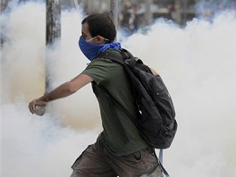 Tureck policie pouila k rozehnn demonstrant v Istanbulu slzn plyn a vodn...