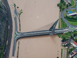 Zaplaven pjezdy Marinskho mostu v st nad Labem (4. ervna 2013)
