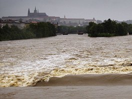 Na rozvodnné Vltav v Praze tém nejsou vidt jednotlivé jezy. (3. ervna...