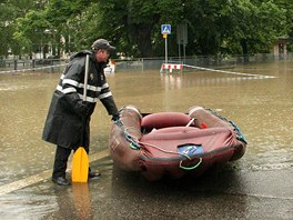 Zaplavené Elsnicovo námstí v praské Libni. (3. ervna 2013)