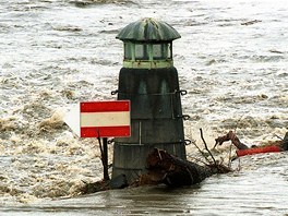 Historický maják u praské galerie Mánes focený z Jiráskova mostu.