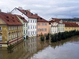 Ulice Na Kamp z Karlova mostu v Praze