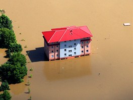 Rozvodnné Labe odízlo od okolí bytový dm v Lovosicích. (5. ervna 2013)