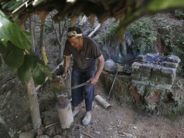 Ve vesnici Pa-a vyrábí zbran emeslník Gun Laosheng (46) ve své malé díln.