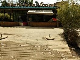 Terasa restaurace Gaston poté, co se pes ni pehnala Vltava. (7. ervna 2013)