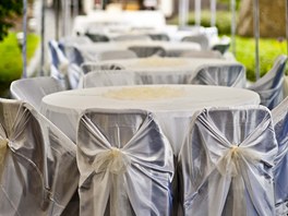 Venkovní svatbu poasí páru nedopálo. Slavnostn ozdobené stoly tak zstaly...