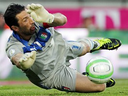 RYCHLE NA ZEM. Italský branká Gianluigi Buffon musel v úvodních minutách...