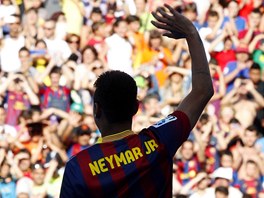 TADY JSEM. Brazilsk fotbalista Neymar se pedstavuje nadenm fanoukm