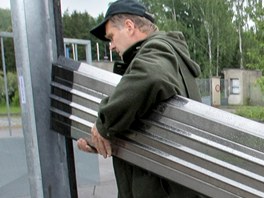 Na sportovní stelnici v Plzni - Lobzích instalují protipovodové lamely. 3....
