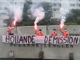 PREZIDENTE, ODSTUP. Polonazí mui s dýmovnicemi vyvsili pes tribunu...