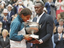 REKORDMAN REKORDMANOVI. Rafael Nadal pevzal trofej pro vtze Roland Garros od...