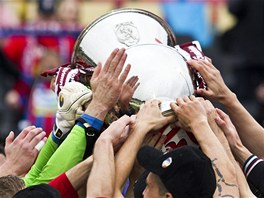 KÝENÁ TROFEJ. Pro tento moment deli fotbalisté Plzn celou sezonu.