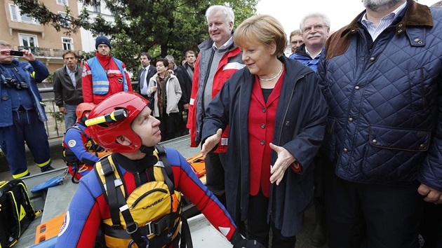 Nmeck kanclka Angela Merkelov v zatopenm Pasov (4. ervna 2013)