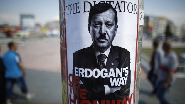 Erdogan je dikttor. Protivldn plakt v Istanbulu (5. ervna 2013)