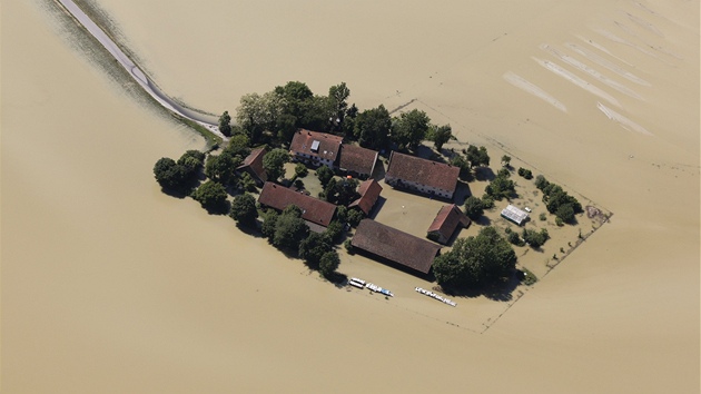 Rychle pry. Potpjc se farma pobl vchodobavorskho msta Deggendorf (5. ervna 2013)