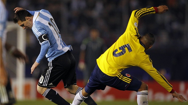 Kolumbijskou obranu nedokzal pekonat ani Lionel Messi. Na snmku hvzdnho Argentince (vlevo) zastavil Aldo Ramirez.