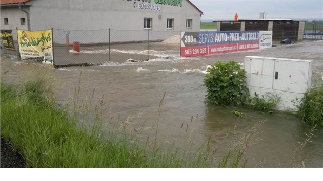 U Terezna povolila provizorn hrz z hlny a voda zaplavila st Novch Kopist. (6. 6. 2013)