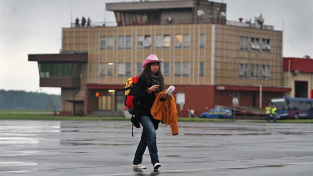 Jedna z prvnch cestujcch, kte se svezli z Londna do Ostravy novou leteckou linkou. (4. ervna 2013)