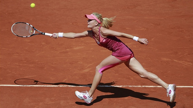 Polsk tenistka Agnieszka Radwask zasahuje mek ve tvrtfinle Roland Garros.