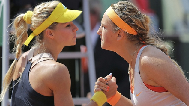 PUSU NA KONEC. Rusk tenistka Maria Kirilenkov (vlevo) gratuluje Viktorii Azarenkov z Bloruska k postupu do semifinle Roland Garros.