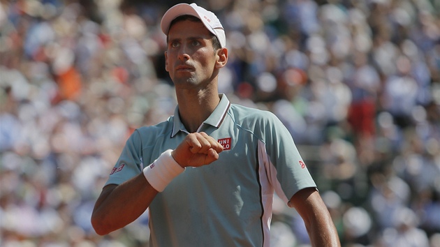 JSEM ZPT! Srbsk tenista Novak Djokovi se bije do prsou, protoe srovnal semifinle Roland Garros na 2:2 na sety.