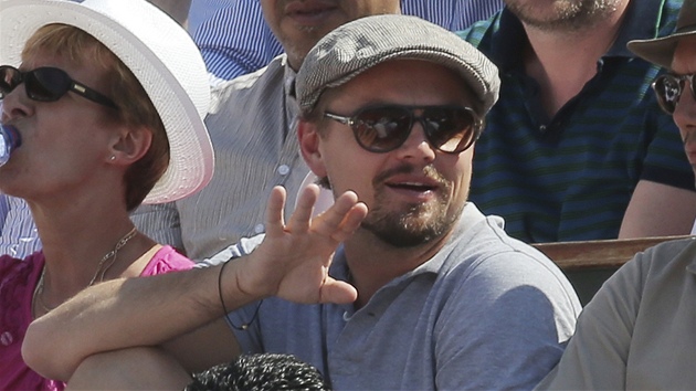 VIP. Americk herec Leonardo DiCaprio sleduje zpas Djokovi vs. Nadal v semifinle Roland Garros.