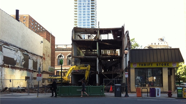Na tomto snmku z 5. ervna 2013 je budova uren k demolici jet nekolik hodin pedtm, ne se ztila na sousedn budovu Armdy spsy (vpravo).