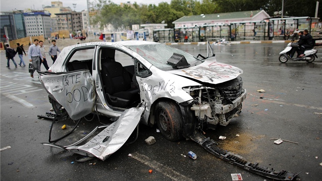 Sobotn demonstrace v tureckm Istanbulu si vydaly pes tiscovku zrannch. (1. ervna 2013)