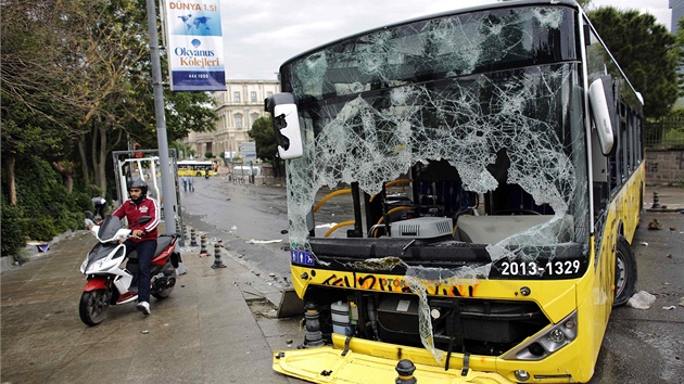 Sobotn demonstrace v tureckm Istanbulu si vydaly pes tiscovku zrannch. (1. ervna 2013)