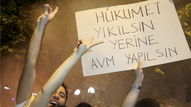 V Turecku se demonstrovalo i v nedli nad rnem. (1. ervna 2013)