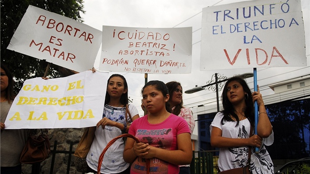 Protesty proti potratu v arelu nemocnice v San Salvadoru, kde 22let Beatriz leela.