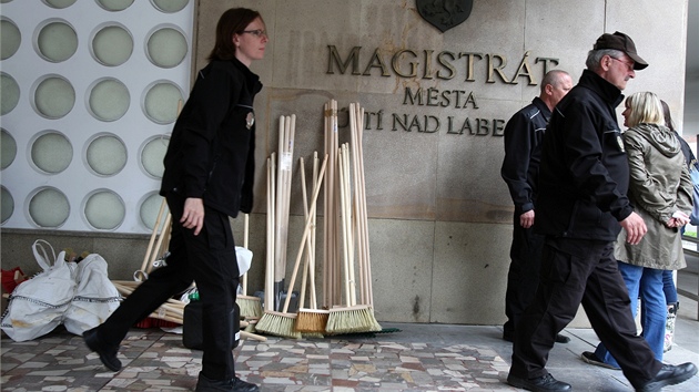 Mstsk policie vykld materiln pomoc ped steckm magistrtem (6. ervna 2013).