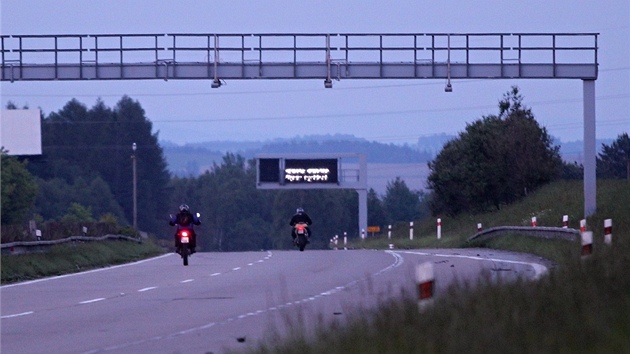 Na uzaven sek dlnice vnikly dva motocykly.