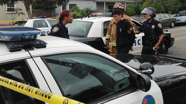 Losanglesk policie vede mue, kterho zadrela v Santa Monice (7. ervna 2013)