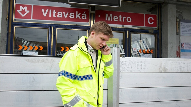 Zastupujc prask primtor Tom Hudeek u protipovodov zbrany u stanice metra Vltavsk