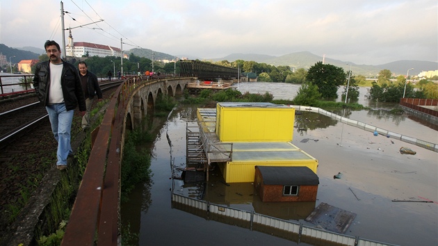 Obyvatelé Dína chodí pozorovna povode na elezniní most. Tra Dín -