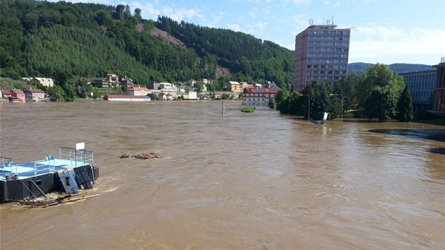 Rozvodnn Labe v Dn 5. ervna 2013. Vce fotografi na strnkch msta http://www.mmdecin.cz/