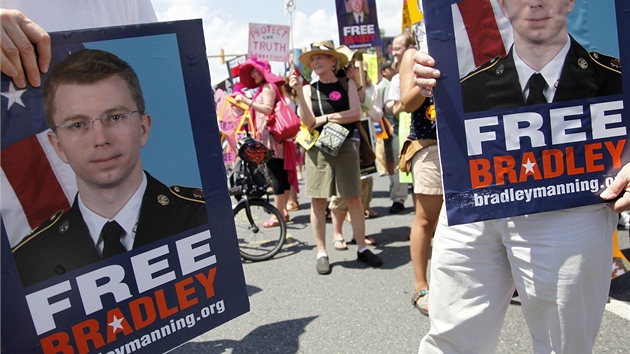 Ped zkladnou Fort Maede v Marylandu protestovaly za Manningovo osvobozen stovky lid (2. ervna 2013).