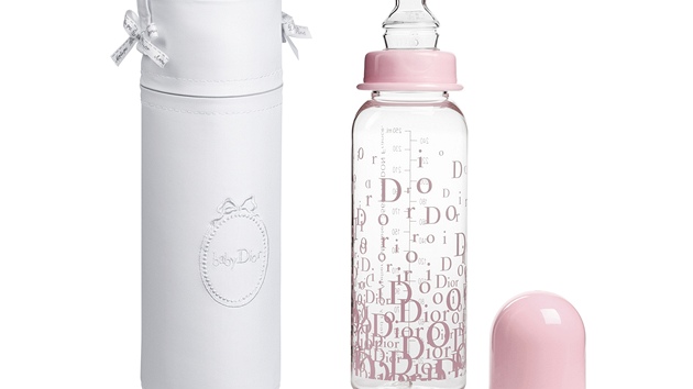 Movit rodie poizuj dtem celou vbaviku od Diora, vetn kojeneck lahve a obalu na ni.