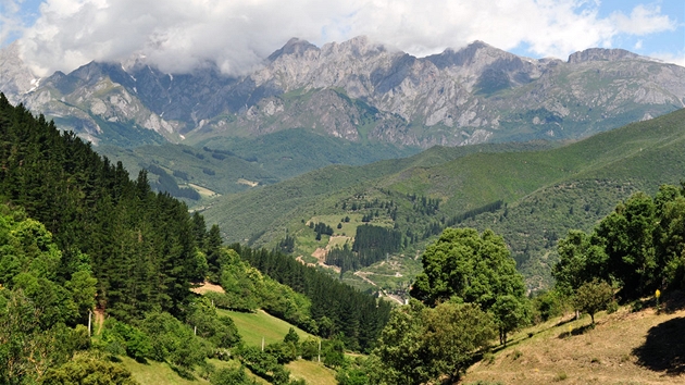 Vhled od kostela Ermita de Valmayor nad Potesem na Picos