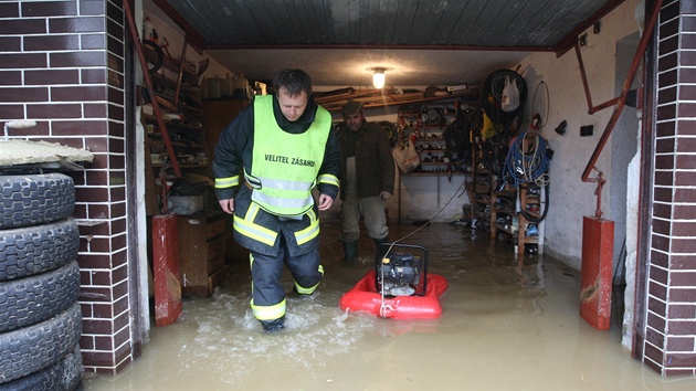 ka Trnava vyplavila v Hoepnku na Pelhimovsku zahrady a asi destku dom (2. ervna 2013)