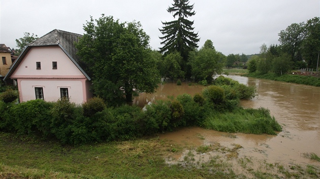 ka Trnava vyplavila v Hoepnku na Pelhimovsku zahrady a asi destku dom (2. ervna 2013)