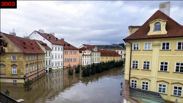 Ulice Na Kampě z Karlova mostu v Praze
