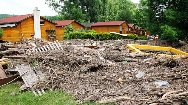 Rozvodnn Berounka pinesla do kempu v Zadn Tebani velk mnostv deva a