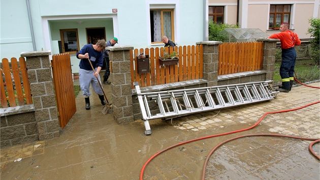 V bechysk sti Ze zaali lid za pomoci hasi a vojk uklzet nsledky povodn. Ped tmi je mla ochrnit protipovodov stna. Podle jejich slov byla vak sestavena pozd a voda v nkterch domech dosahovala do vky 1,5 metru.