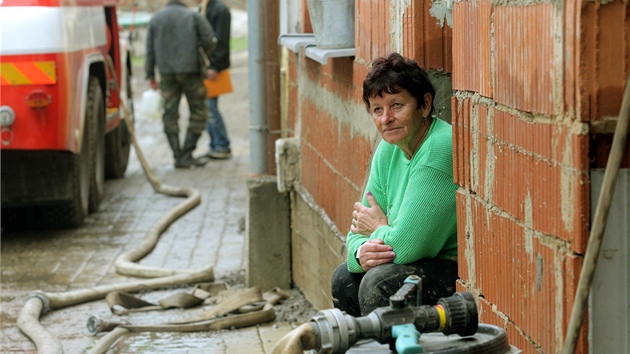 V bechyské ásti Záeí zaali lidé za pomoci hasi a voják uklízet následky...