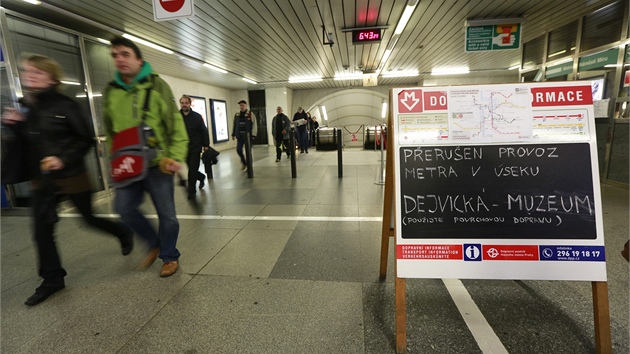 Kvli velk vod nejezd metro mezi nktermi stanicemi. Takto to vypad na Nmst Mru.