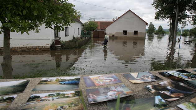 Reichlovi z Putimi suili rodinn fotografie na kamenn zdce u mostu pes Blanici, kter obec zaplavila.